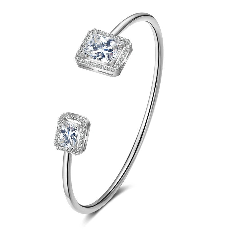 LUXÉA Cuff – Geometrischer Zirkonia-Armreif in Goldoptik