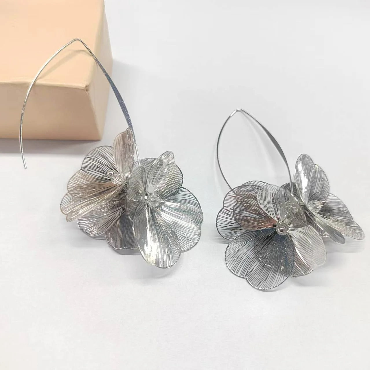 FLORA Twist – Goldene Vintage-Blumen-Creolen
