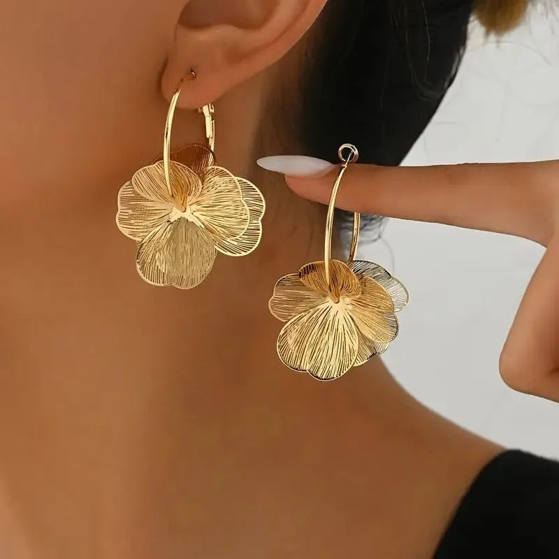 FLORA Twist – Goldene Vintage-Blumen-Creolen