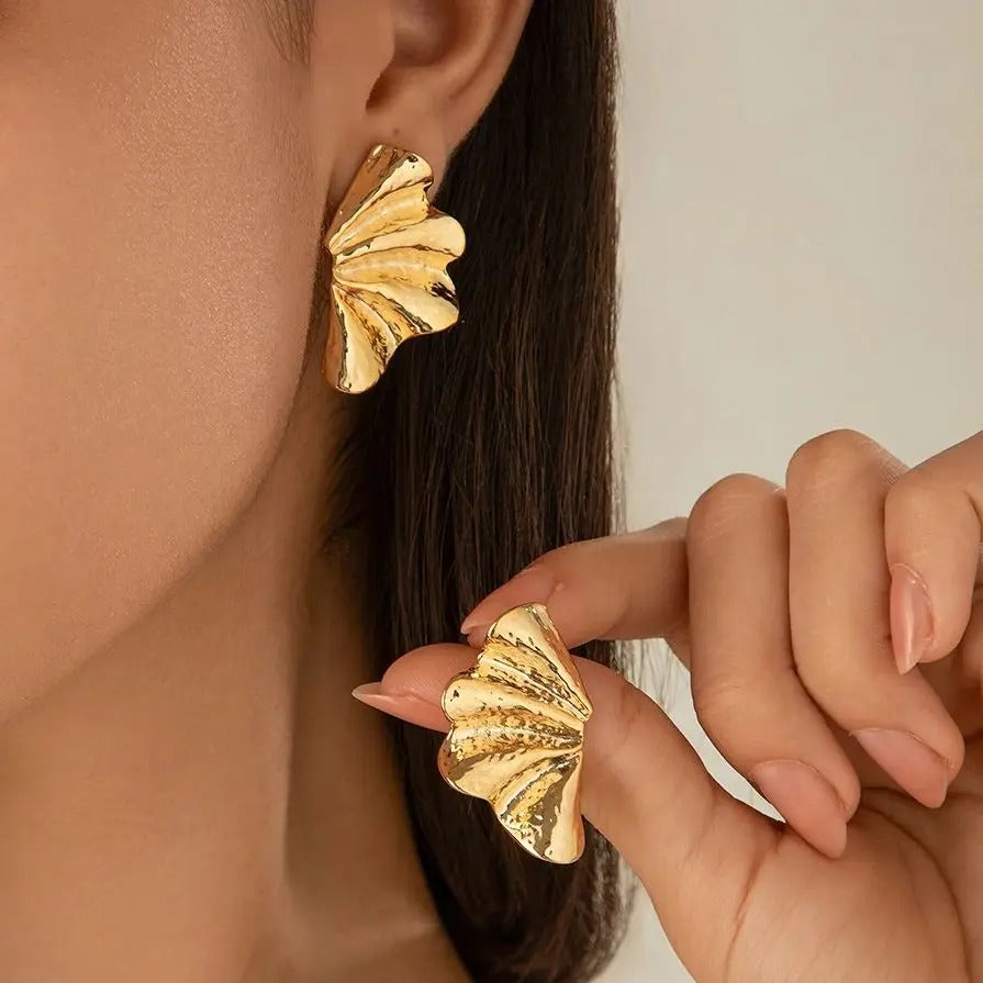 LYA Bloom – Geometrische Blumen-Ohrstecker im Vintage-Stil