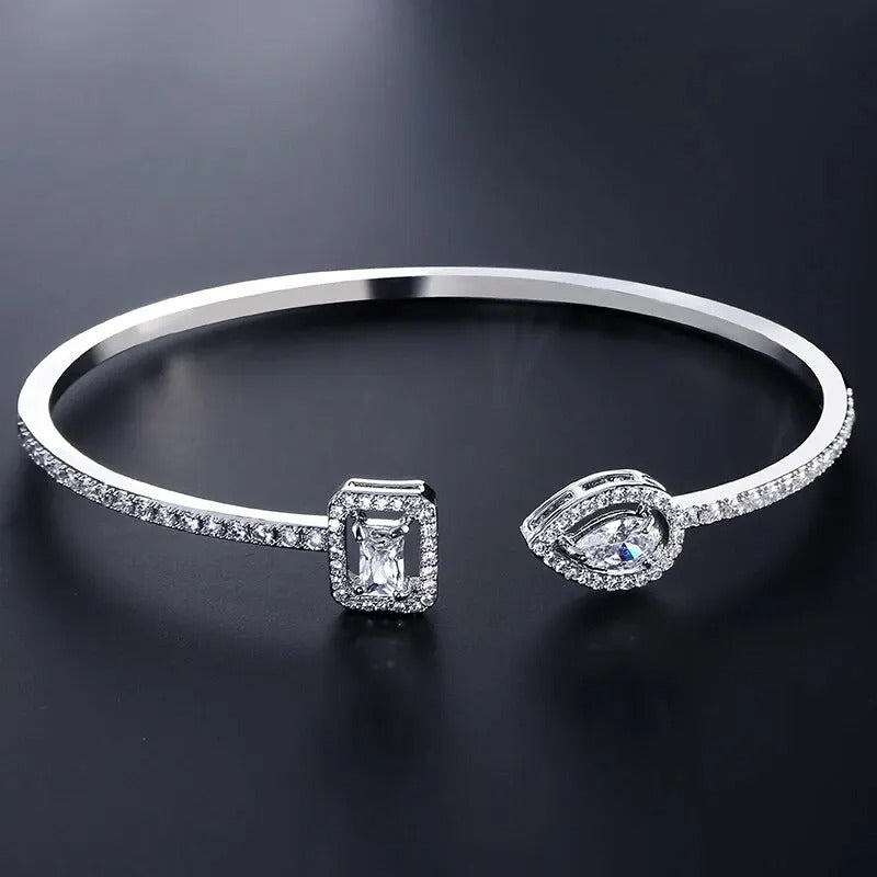 LUXÉA Cuff – Geometrischer Zirkonia-Armreif in Goldoptik