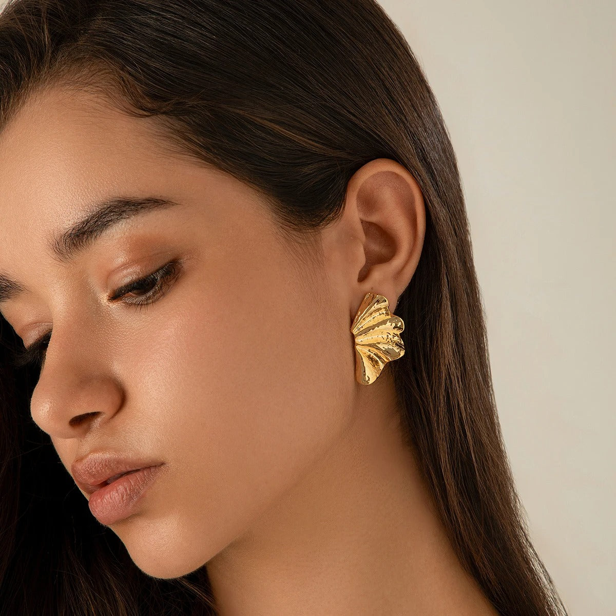 LYA Bloom – Geometrische Blumen-Ohrstecker im Vintage-Stil