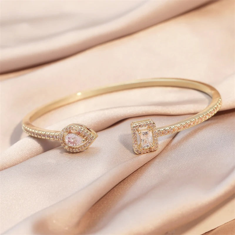LUXÉA Cuff – Geometrischer Zirkonia-Armreif in Goldoptik
