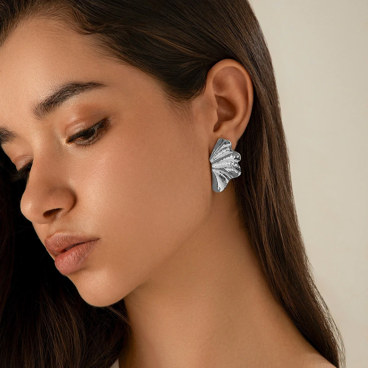 LYA Bloom – Geometrische Blumen-Ohrstecker im Vintage-Stil