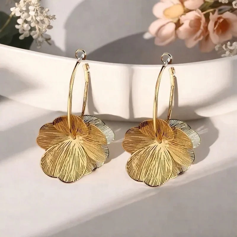 FLORA Twist – Goldene Vintage-Blumen-Creolen