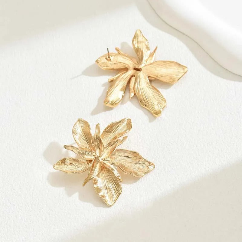 FLORA Gold – Vintage Blumen-Ohrringe im Statement-Look