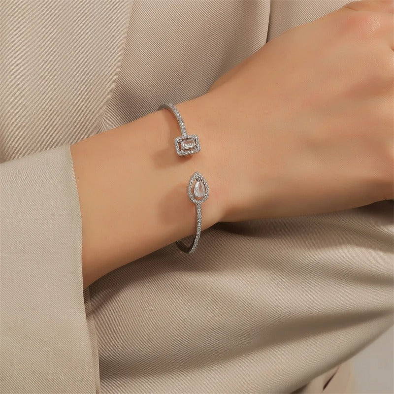 LUXÉA Cuff – Geometrischer Zirkonia-Armreif in Goldoptik