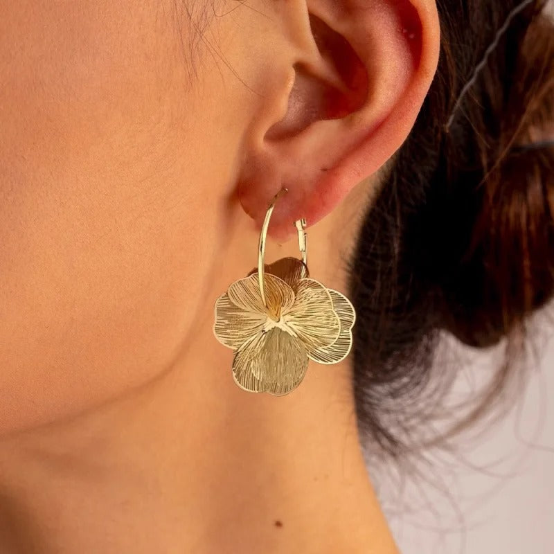 FLORA Twist – Goldene Vintage-Blumen-Creolen