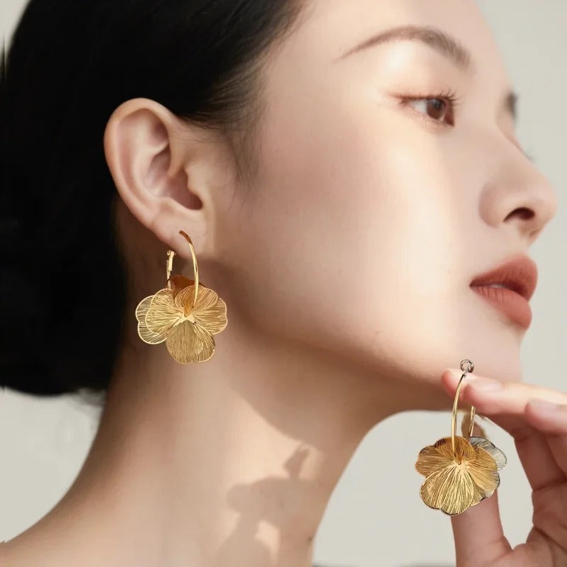 FLORA Twist – Goldene Vintage-Blumen-Creolen