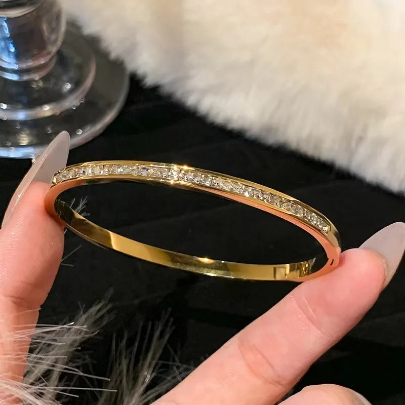 AURELIA – Eleganter Strass-Armreif in Goldoptik
