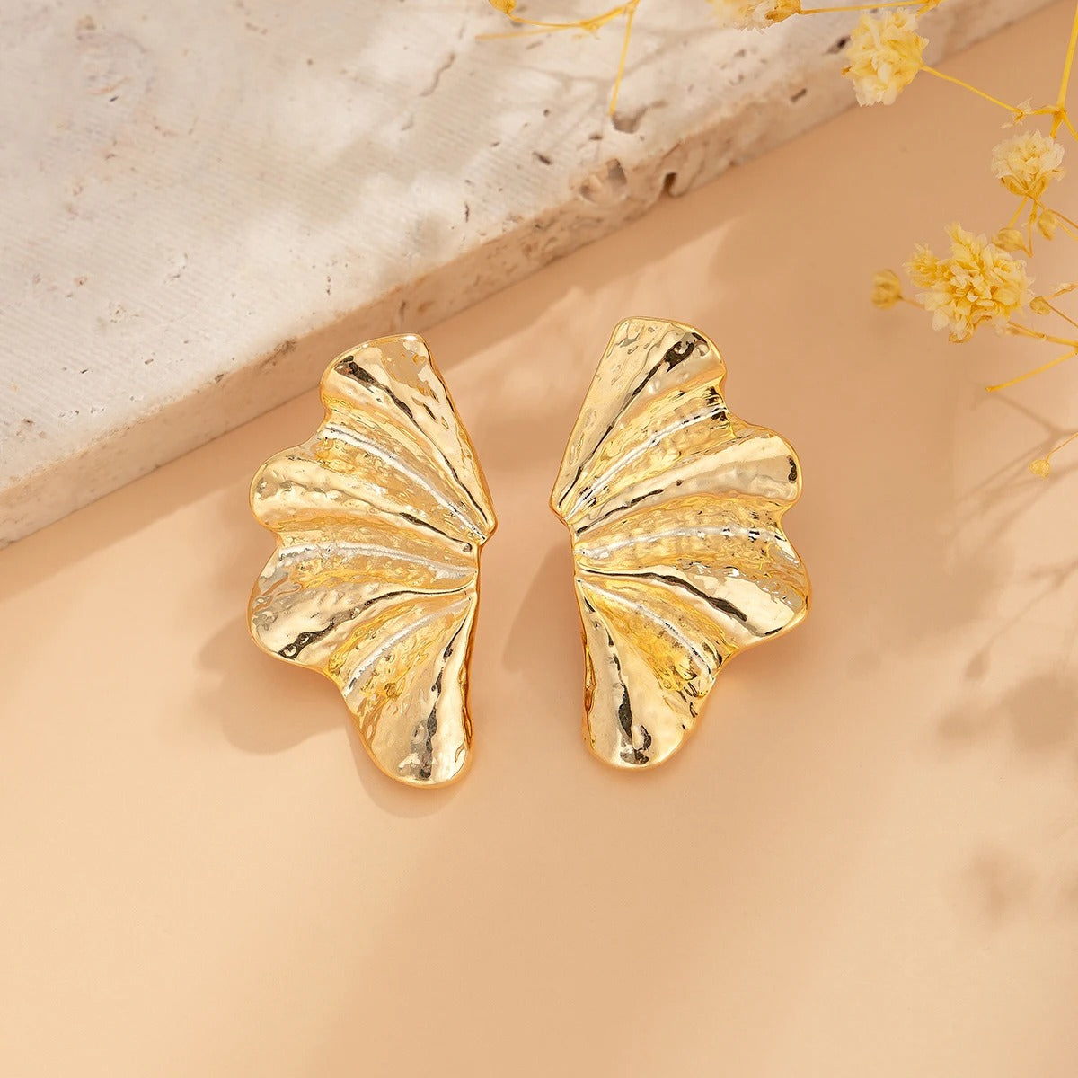 LYA Bloom – Geometrische Blumen-Ohrstecker im Vintage-Stil