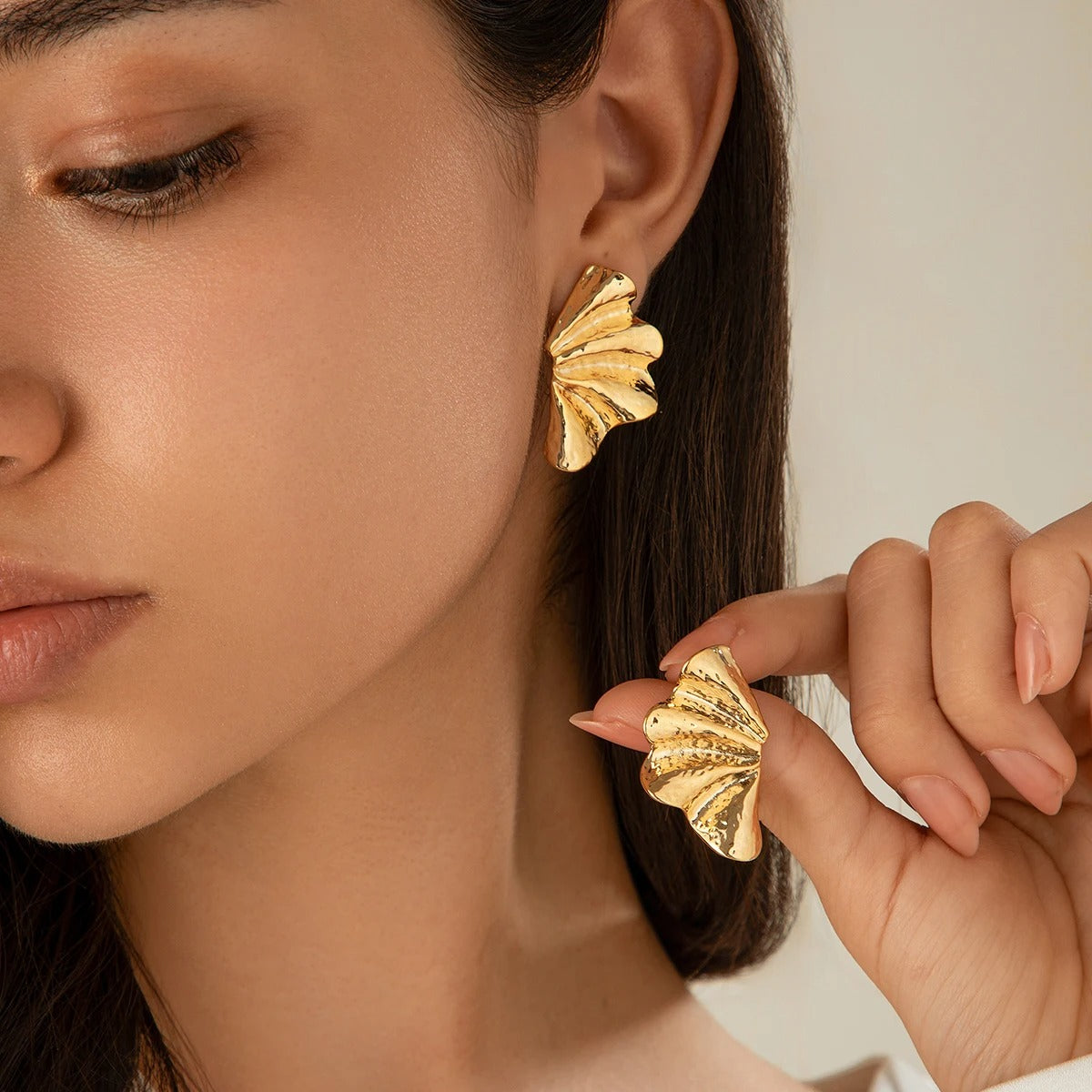 LYA Bloom – Geometrische Blumen-Ohrstecker im Vintage-Stil