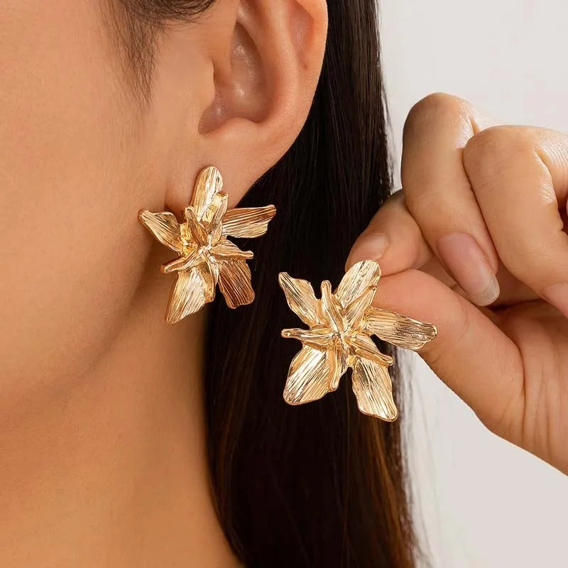 FLORA Gold – Vintage Blumen-Ohrringe im Statement-Look
