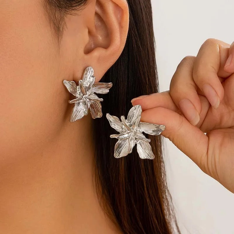 FLORA Gold – Vintage Blumen-Ohrringe im Statement-Look