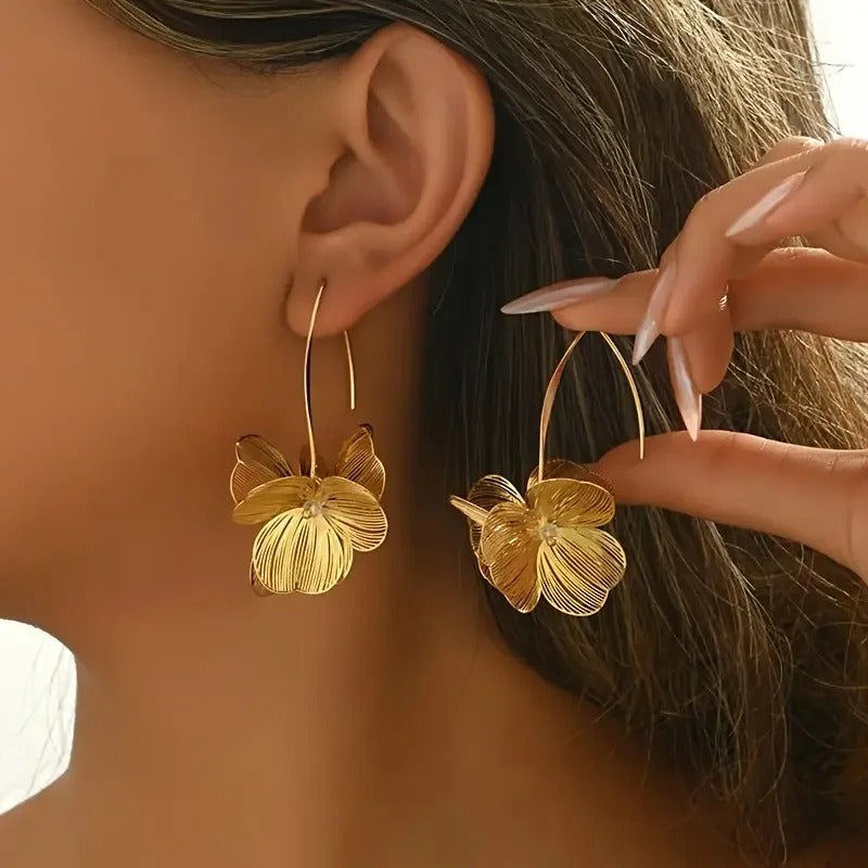 FLORA Twist – Goldene Vintage-Blumen-Creolen
