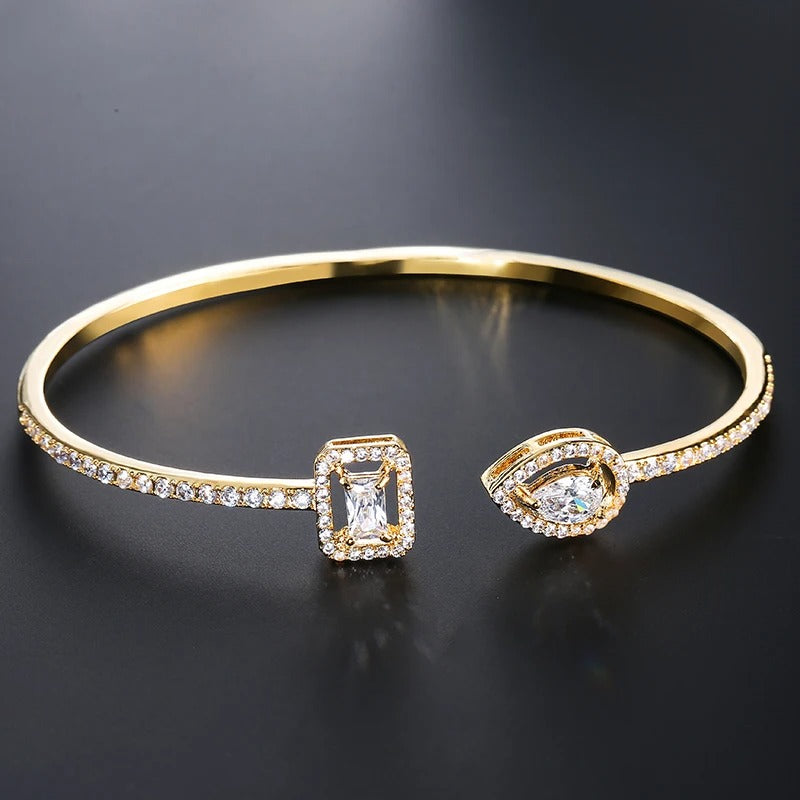LUXÉA Cuff – Geometrischer Zirkonia-Armreif in Goldoptik