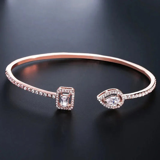 LUXÉA Cuff – Geometrischer Zirkonia-Armreif in Goldoptik
