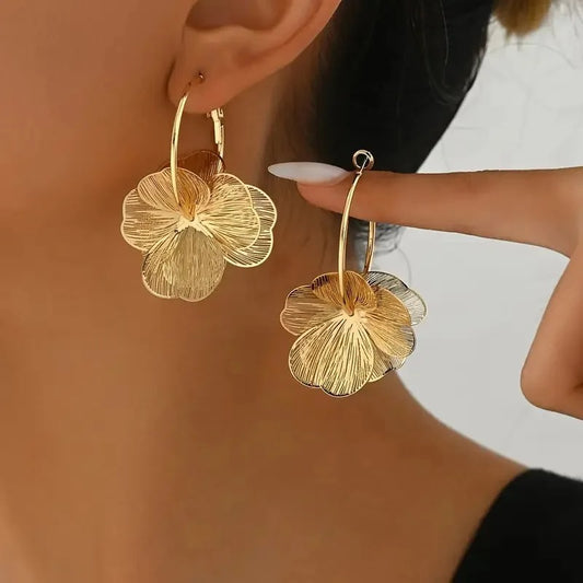 FLORA Twist – Goldene Vintage-Blumen-Creolen
